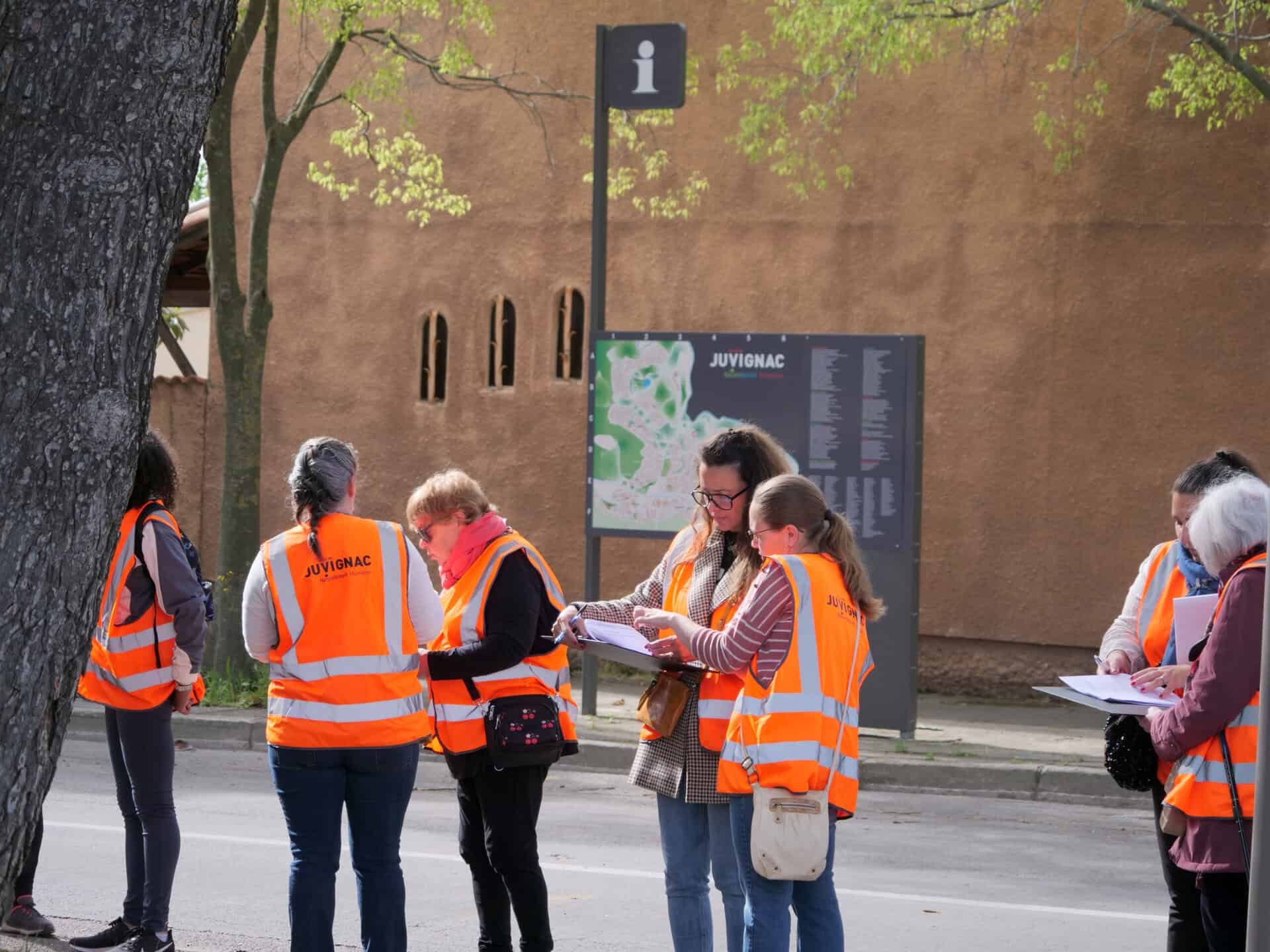 Élus et habitants de Juvignac rassemblés sur la place du Soleil