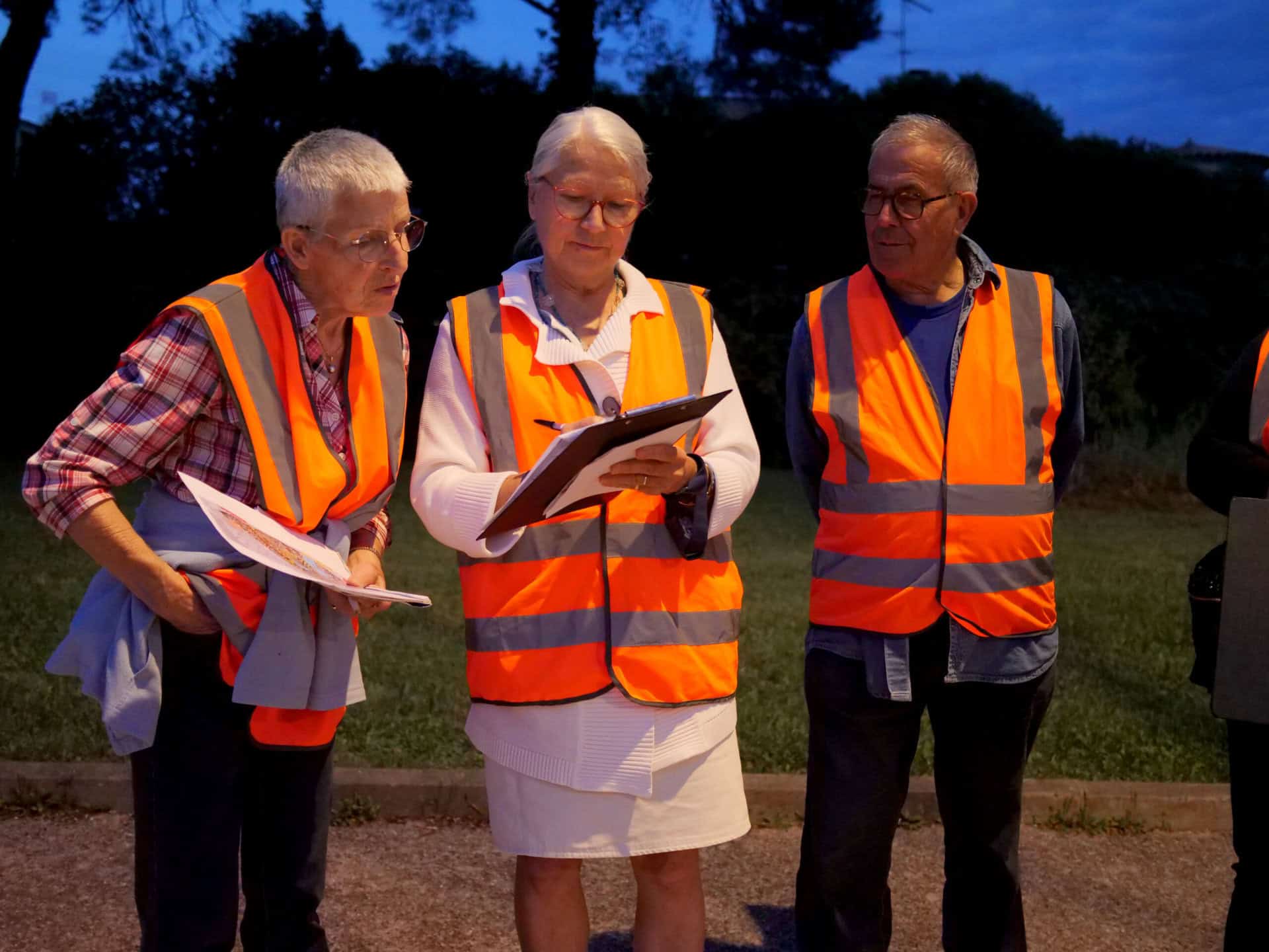 L'élu Jacques Bousquel discute avec trois habitantes de Juvignac
