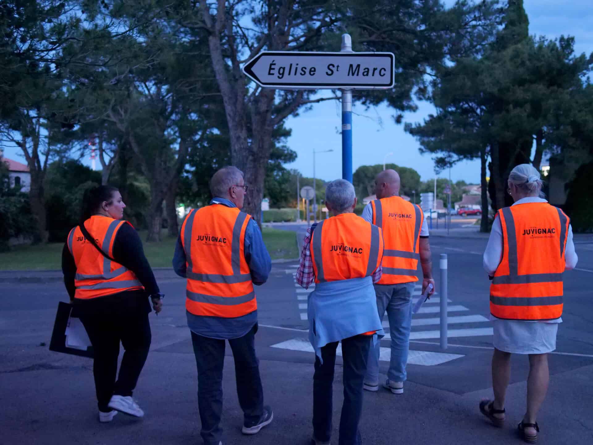 L'élu David Bélénus discute avec deux Juvignacois 