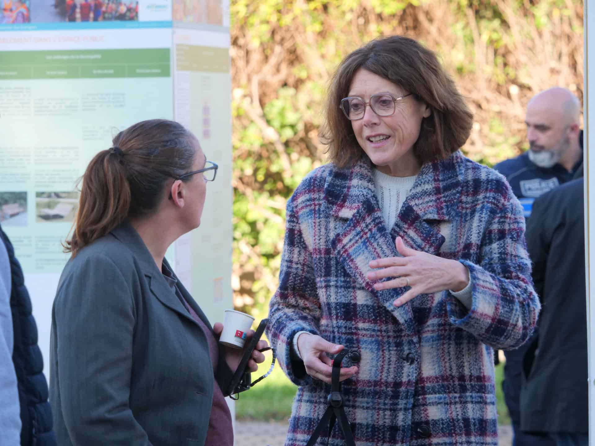 Le Maire Jean-Luc Savy s'entretient avec une habitante de Juvignac