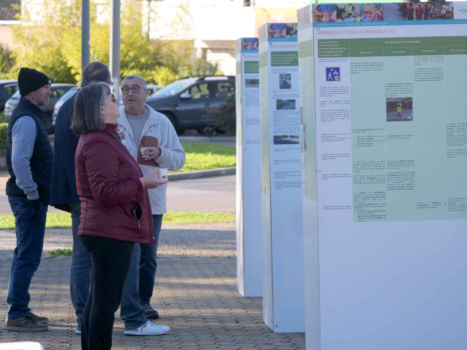 Un enfant observe une maquette du quartier des Constellations à Juvignac 