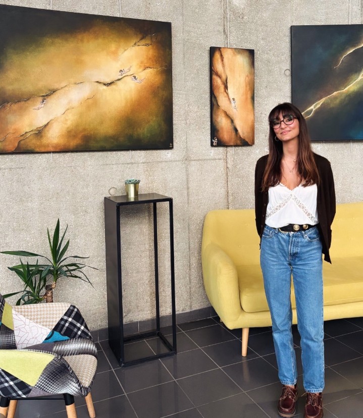 Portrait de LaëJ devant ses oeuvres