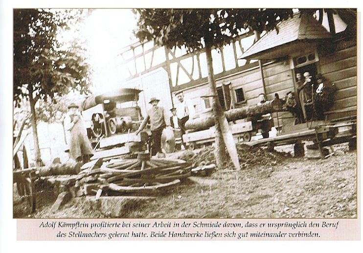 Alte Schmiedewerkstatt mit Arbeitern und Schmiedefeuer.
