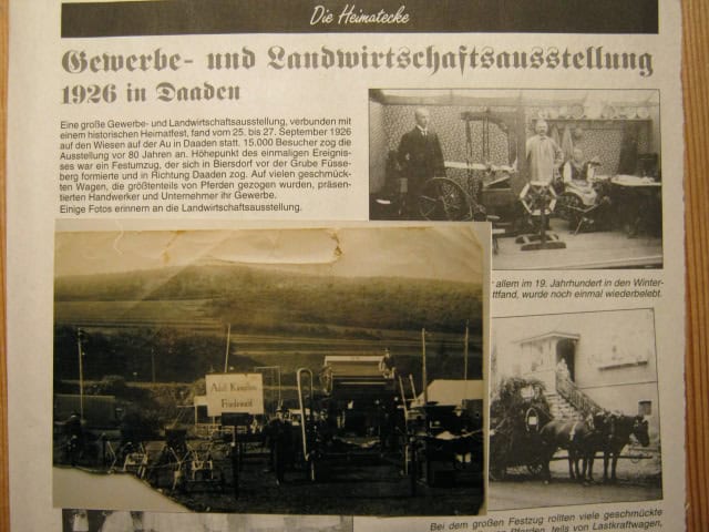 Historische landwirtschaftliche Ausstellung mit Traktoren und Pferden.