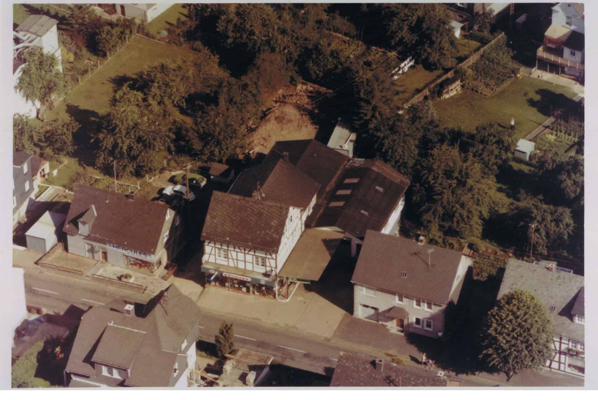 Vogelperspektive auf Häuser und Straßen in einem ruhigen Wohngebiet.