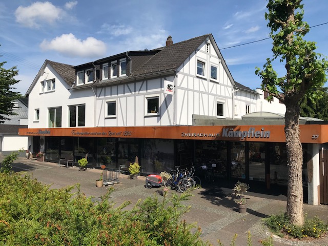 Historisches Fachwerkhaus mit Geschäft im Erdgeschoss in Deutschland.