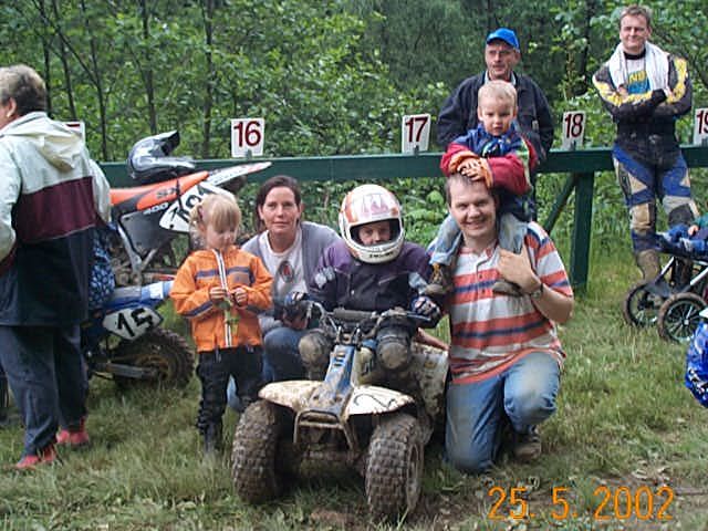 Familie mit Kindern bei Offroad-Quad-Tour im Grünen.