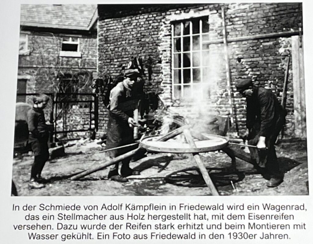 Historische Schmiedearbeit mit Holz und Wasser in Friedewald.