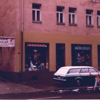 Zweirad Kißkalt Fahrradgeschäft in Nürnberg mit Schaufenstern und Parkplätzen.
