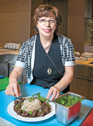 Nehal Hanna, the wife of Egyptian Ambassador to Korea Hany Moawad Selim, serves up kebab halla at the Grand InterContinental Seoul Parnas in southern Seoul. By Park Sang-moon 