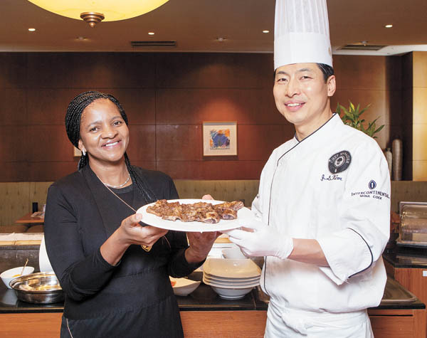 Chef Kim Jae-sun, right, and Bam serve galbi.[PARK SANG-MOON] 