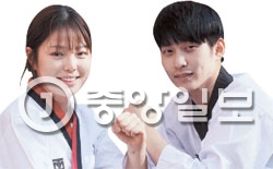 Lee Yun-joo, left, and Lee Ji-suk are key members of the World Taekwondo Federation demonstration team. The team visits countries worldwide to promote the beauty and artistry of taekwondo. [KIM SANG-SEON]