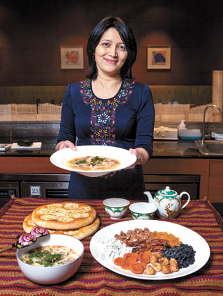 Tazegul Mammetalyyeva, the wife of Turkmen Ambassador to Korea Myrat Mammetalyyev, showcases handmade unash at the InterContinental Seoul COEX in southern Seoul. By Park Sang-moon 