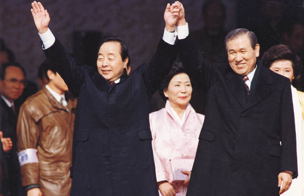 Kim Young-sam, left, celebrates his presidential inauguration with his predecessor, Roh Tae-woo, at his inauguration ceremony on Feb. 25, 1993. [JOONGANG PHOTO ]