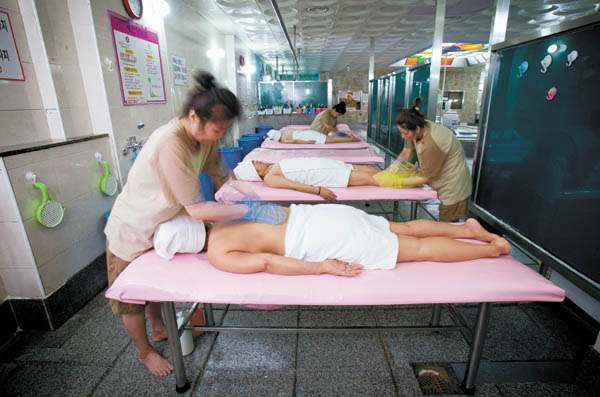 Almost all households are equipped with showers these days, but many Koreans still prefer to go to public bathhouses to get sesin or body scrub service. [JOONGANG ILBO] 