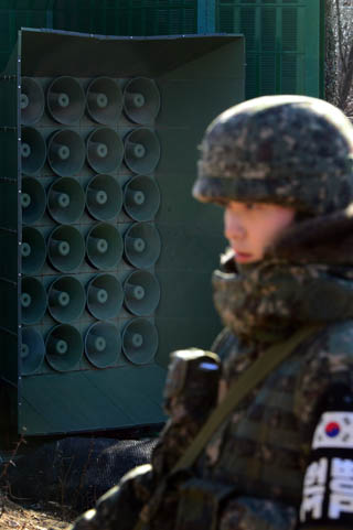 A South Korean soldier stands Friday in front of a loudspeaker at the inter-Korean border in northern Gyeonggi. The South Korean military resumed previously suspended propaganda broadcasts toward the North at noon on Friday in response to North Korea’s fourth nuclear test. [NEWSIS] taehoonlim@newsis.com