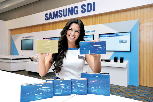 A model shows Samsung SDI’s new battery cell for electric vehicles at the 2016 Detroit Motor Show on Monday. [SAMSUNG SDI] 