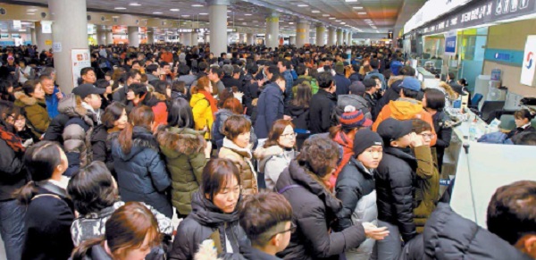 Jeju International Airport is packed with passengers Monday afternoon after the Ministry of Land, Infrastructure and Transport announced that flights that were canceled between Saturday and early Monday due to a blizzard would resume operations at noon. [NEWSIS] 
