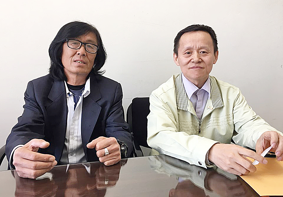 North Korean refugee government chairman Kwang-hyeok Choi (left) and commissioner Bo-uhl Cho introducing the upcoming launching ceremony.