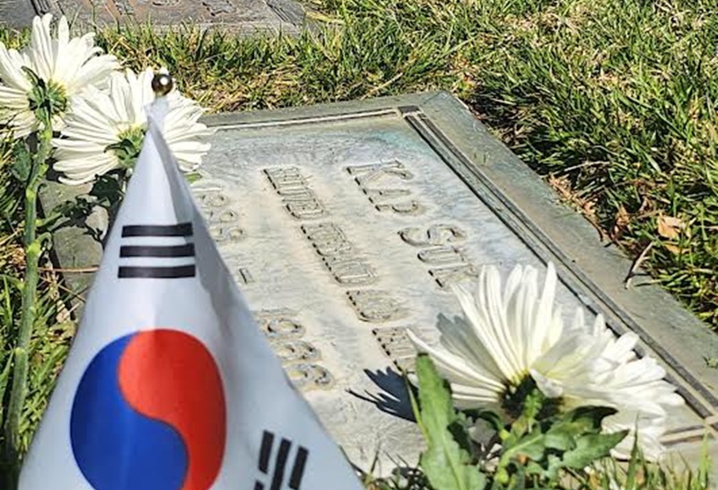At Forest Lawn Hollywood Hills Cemetery, a Korean national flag and flowers are placed at the tombstone of Kap Suk Cho, an independence activist who fought against Japan's colonial rule. [Sangjin Kim, The Korea Daily]