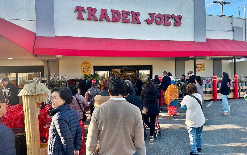 Shoppers line up outside the Trader Joe’s at La Brea Avenue and 3rd Street on the morning of Feb. 8. Once inside, many wait in another long line to buy eggs. [Sangjin Kim, The Korea Daily]