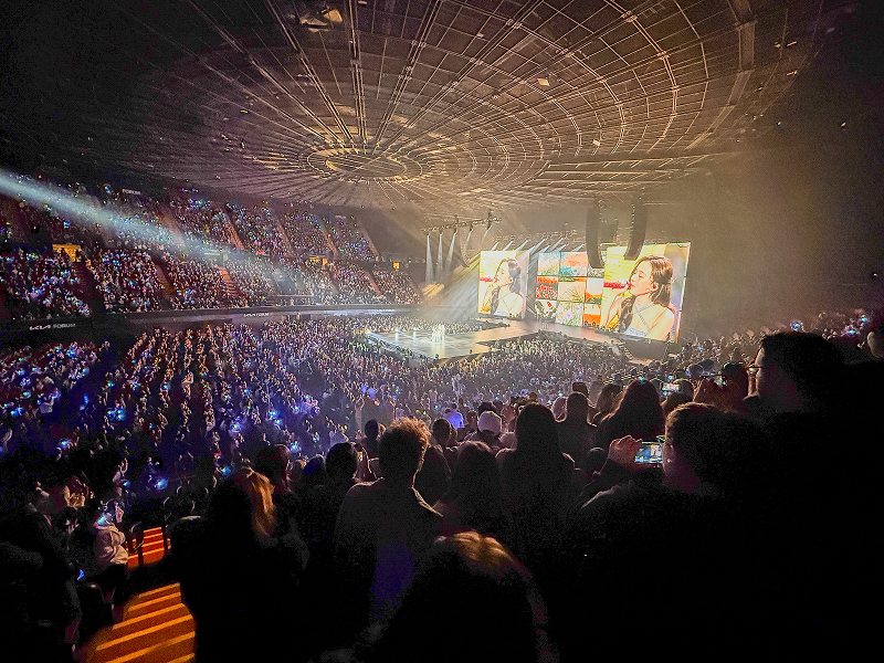 aespa commands the stage at The Kia Forum on February 1, delivering a high-energy performance to a sold-out crowd of nearly 11,000 fans during their second world tour, SYNK: PARALLEL LINE. [Yoonjae Jung, The Korea Daily]