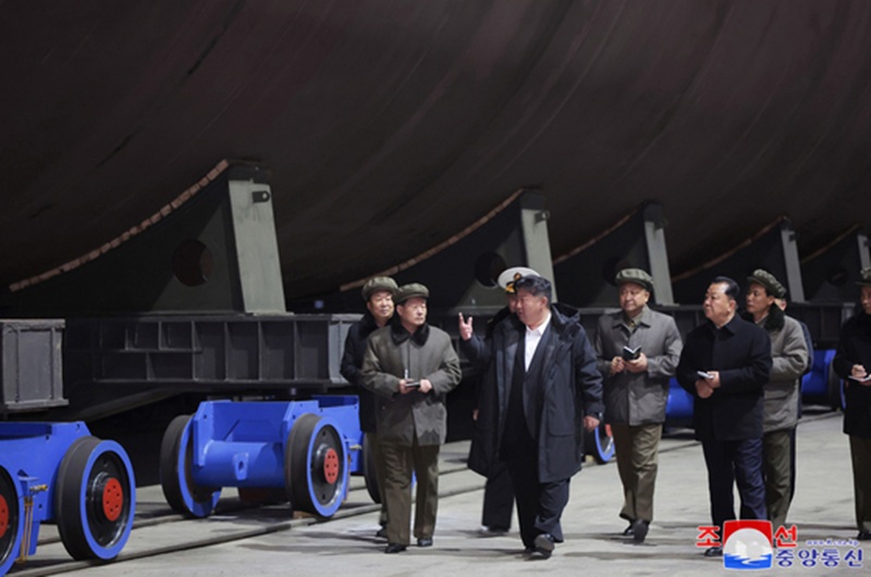 North Korean leader Kim Jong-un inspects the construction of a nuclear-powered submarine, North Korea's Korean Central News Agency (KCNA) reported on March 8. [YONHAP]
