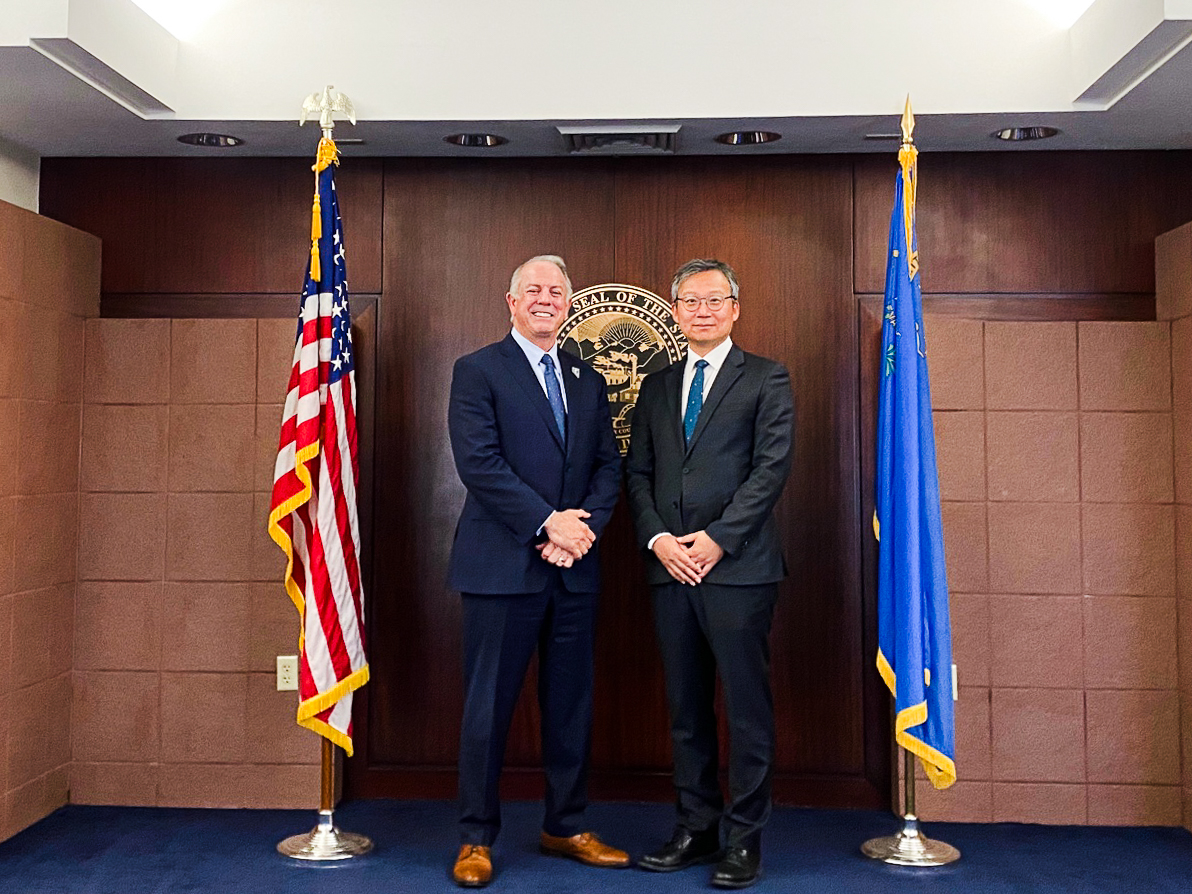 Nevada Governor Joe Lombardo and Korean Consul General Kim Young-Wan sign the Korea Nevada license agreement in Los Angeles.