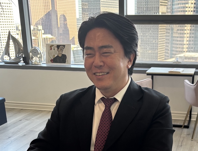 Attorney Chan Yong Jeong has an interview with the Korea Daily in his office. [Hankil Kang, The Korea Daily]