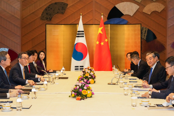 Korean Foreign Minister Cho Tae-yul, second from front in the left row, holds talks with Chinese Foreign Minister Wang Yi in Tokyo on March 21, a day ahead of their planned trilateral meeting with Japanese Foreign Minister Takeshi Iwaya.[MINISTRY OF FOREIGN AFFAIRS]
