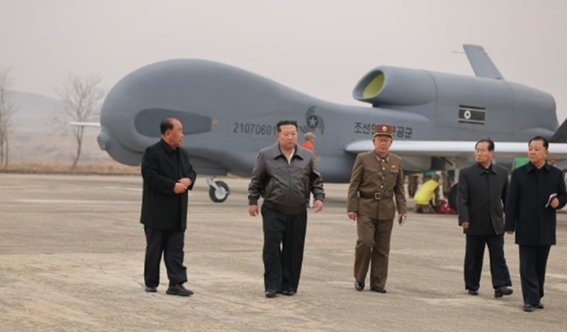 North Korean leader Kim Jong-un, second from left, inspects North Korea’s drone and electronics research centers, state-run Rodong Sinmun reported on March 26. [YONHAP]