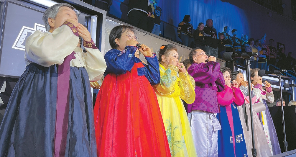 Korean harmonica group performs U.S. anthem at LA Kings game