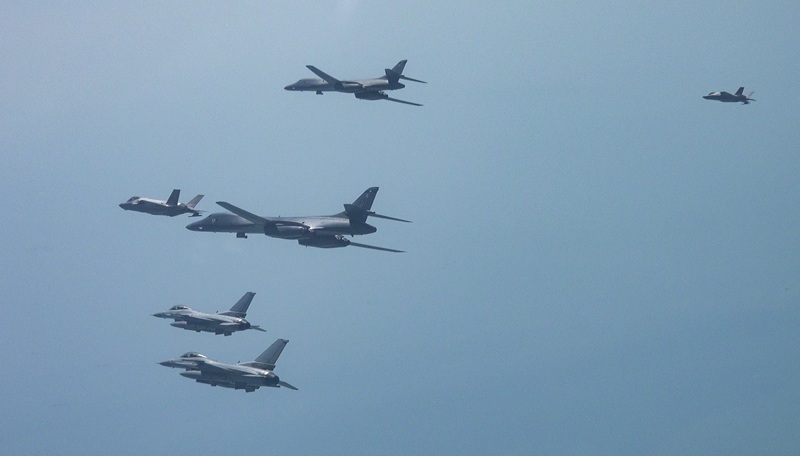 U.S. B-1B bombers stage joint drills with South Korean and U.S. fighter jets over the Korean Peninsula on April 15. [YONHAP]