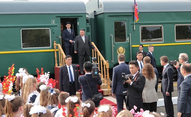 North Korean leader Kim Jong-un visits a military airfield and naval base near Vladivostok on Sept. 16, 2023, according to a report published by the North Korean state-run Rodong Sinmun in September 2023. [YONHAP]