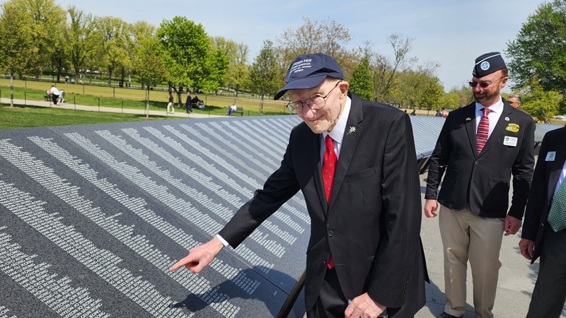 Members of the Korean War Veterans Association (KWVA) speak with American citizens expressing their gratitude after laying a wreath at the Korean War Veterans Memorial in Washington, D.C., on April 18.   [Kang Tae-hwa]