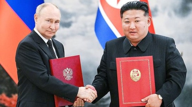 Russian President Vladimir Putin, left, and North Korea's leader Kim Jong-un pose for a photo during a signing ceremony of a new partnership in Pyongyang, North Korea, on June 19, 2024. [REUTERS]