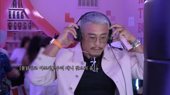 A scene from mixed martial fighter Choo Sung-hoon's YouTube video in which he visits Coachella and meets with girl group Blackpink's Jennie [SCREEN CAPTURE]