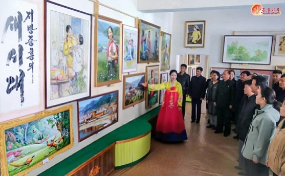The Rodong Sinmun reported on April 28 that the ″Pyongyang City Souvenir Exhibition 2025″ wrapped up the day before, and provided this photo. [YONHAP]