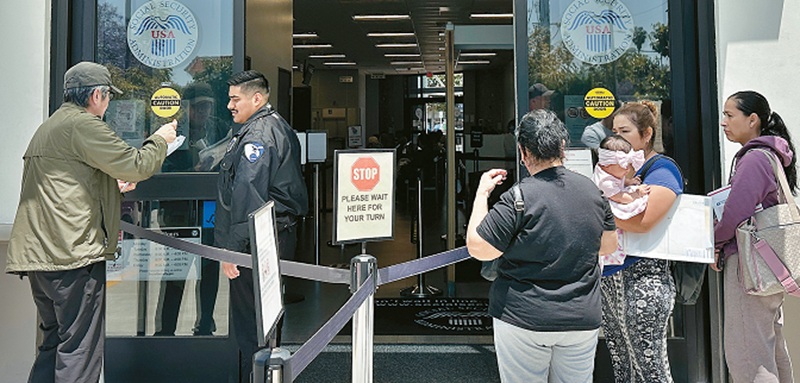 Residents line up outside the Social Security Administration office in Koreatown on May 15 as service delays worsen due to federal staff reductions. [Sangjin Kim, The Korea Daily]