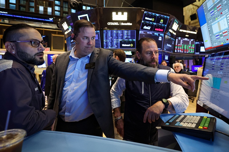 Traders work on the floor at the New York Stock Exchange (NYSE) in New York City, U.S., May 14, 2025.  REUTERS/Brendan McDermid/2025-05-15 00:18:37/