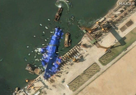 Decker Eveleth, a researcher at the Center for Naval Analyses, theorized that North Korea is attempting to lift up its 5,000-ton destroyer with methods inspired by Pixar's 2009 film "Up" in his account on X, along with a satellite image of the damaged warship. [SCREEN CAPTURE]