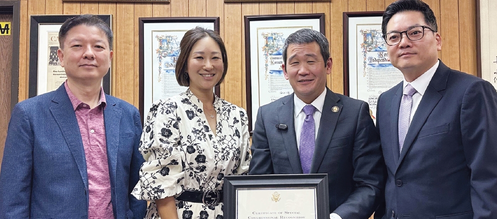Rep. Dave Min presents a certificate of appreciation to Korean American leader Robert Ahn during his May 9 visit to Koreatown, highlighting his outreach to immigrant communities.