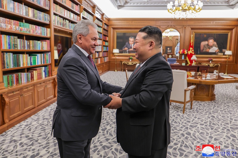 This photo, carried by North Korea's official Korean Central News Agency on June 5, shows the North's leader Kim Jong-un, right, meeting with Russia's Security Council Secretary Sergei Shoigu in Pyongyang the previous day. [YONHAP]