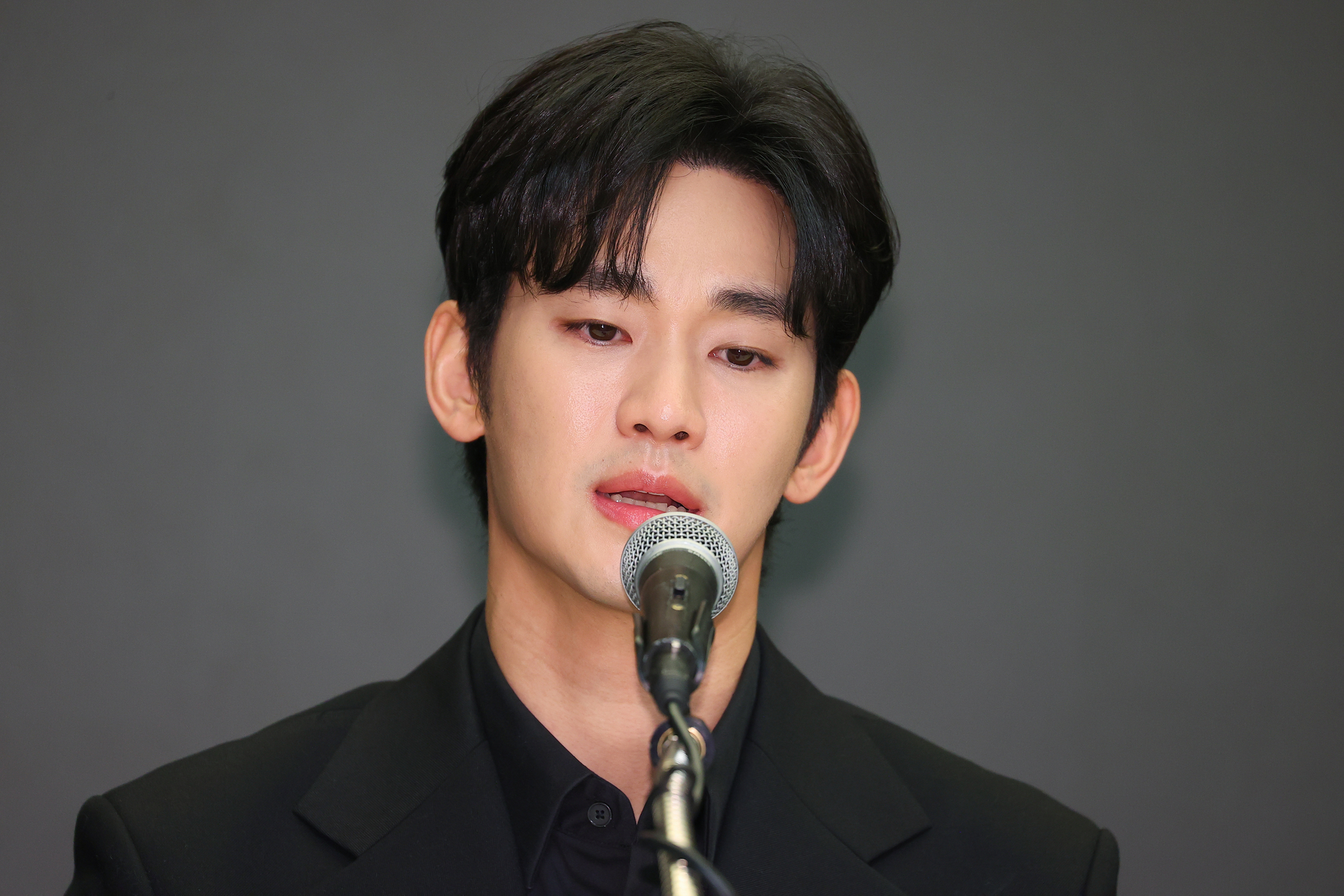 Actor Kim Soo-hyun speaks at a press conference on March 31, denying allegations of dating the late actor Kim Sae-ron when she was underage. [YONHAP]