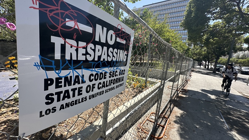 Robert F. Kennedy Inspiration Park near Wilshire Boulevard and Kenmore Avenue in Los Angeles Koreatown is closed off and surrounded by fencing. [Sangjin Kim, The Korea Daily]