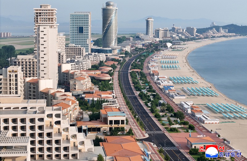 The Rodong Sinmun reports on June 26 that construction for the Wonsan Kalma Coastal Tourist Area has been completed. [YONHAP]