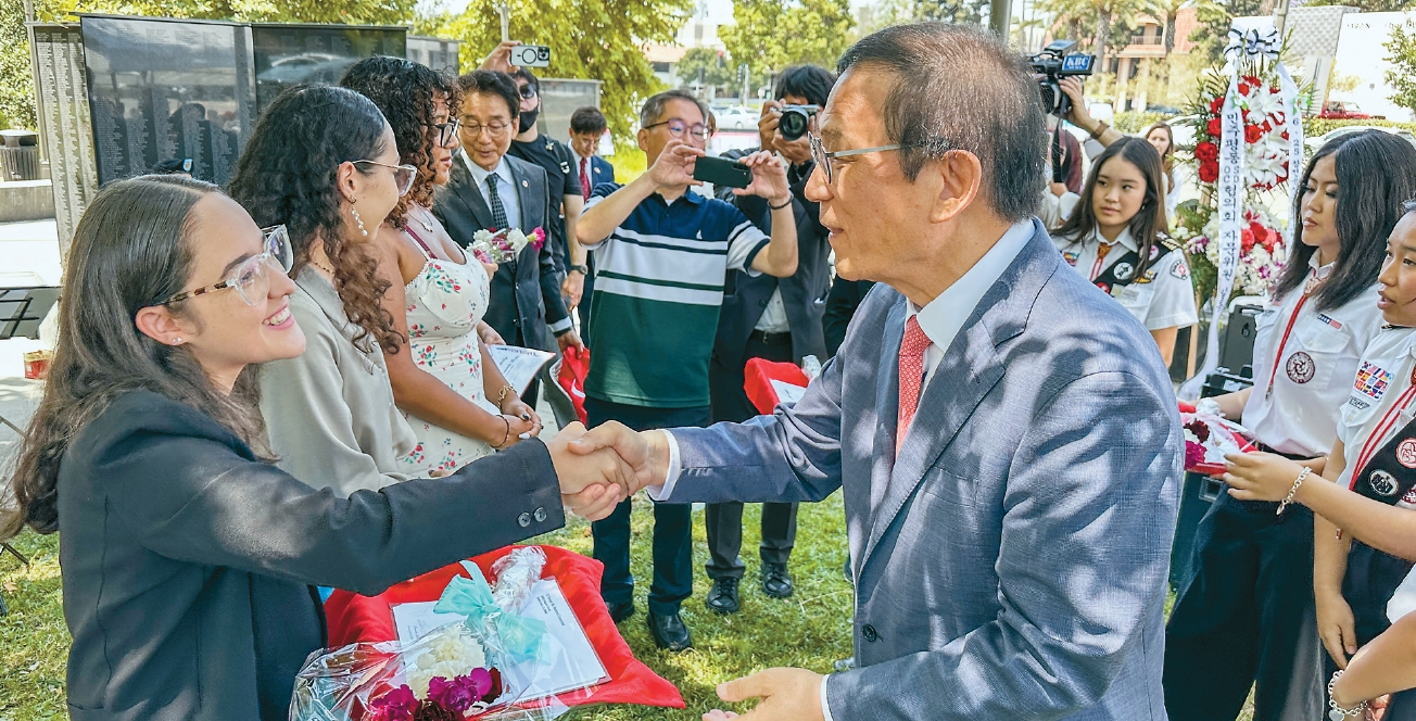 Korean War memorial event scholarship ceremony with former Irvine Mayor Sukhee Kang
