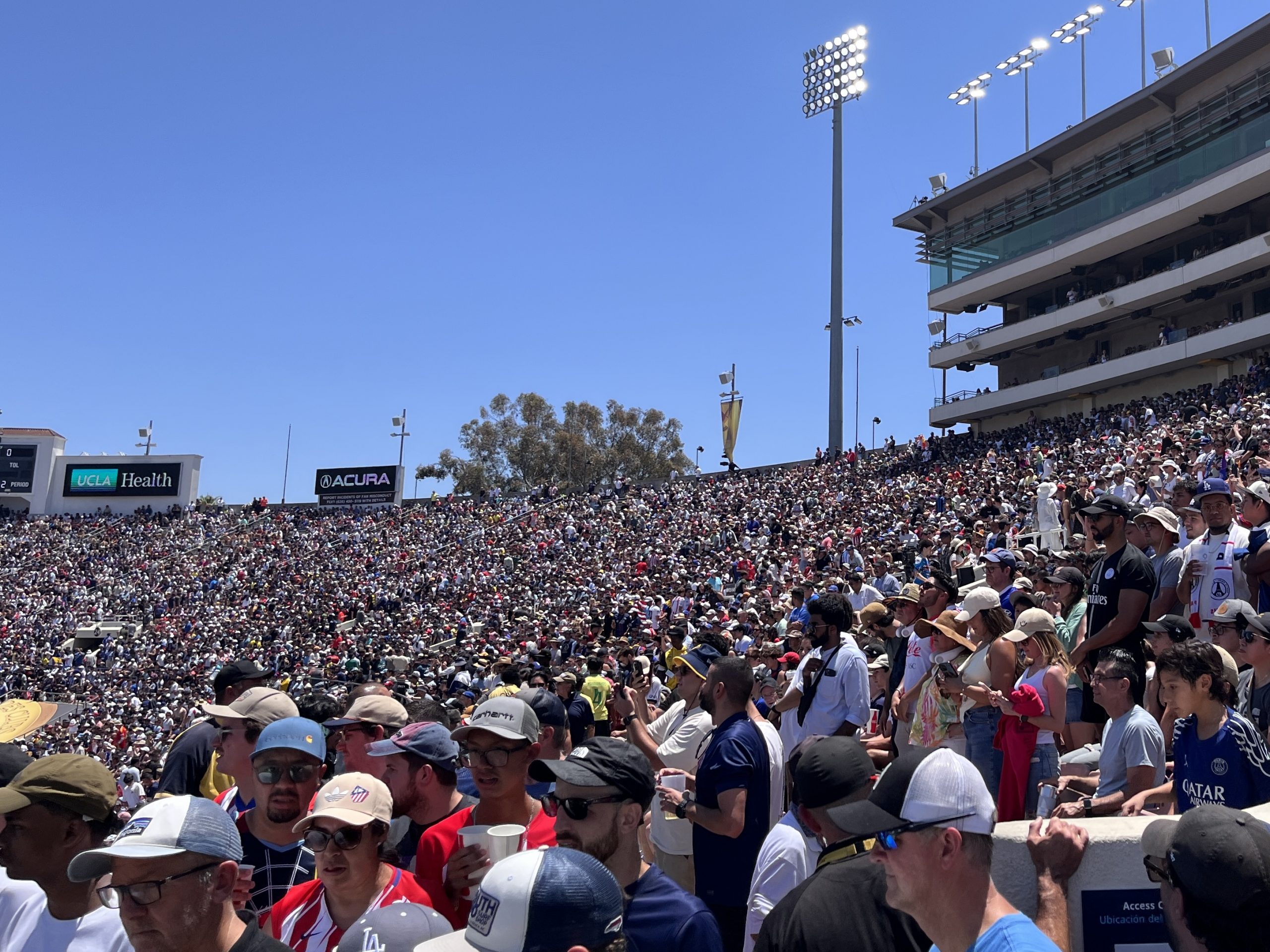 The stadium is crowded with more than 80,000 visitors. Most of them kept their seat until the game ended, even in the hot weather, as the highest temperature on that day was 94 degrees Fahrenheit. [Kyeongjun Kim, The Korea Daily]
