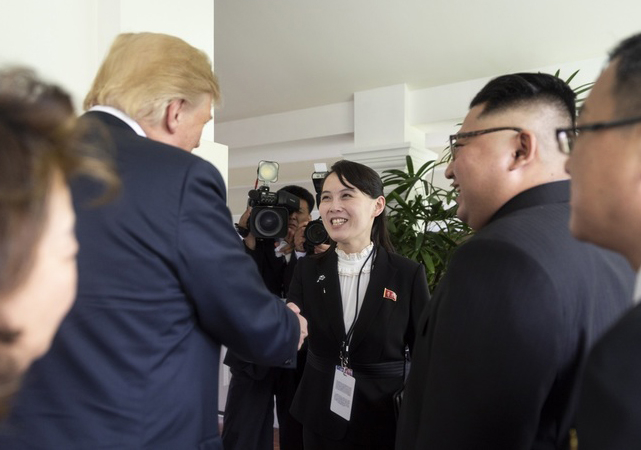 Kim Yo-jong, sister of North Korean leader Kim Jong-un, center, smiles as she shakes hands with U.S. President Donald Trump at the Capella Hotel during the North Korea–U.S. summit in Singapore on June 12, 2018. [YONHAP]