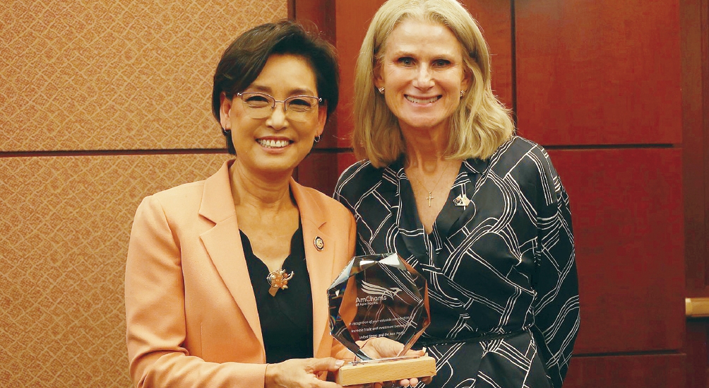 Young Kim receives award for boosting Asia-Pacific trade and investment